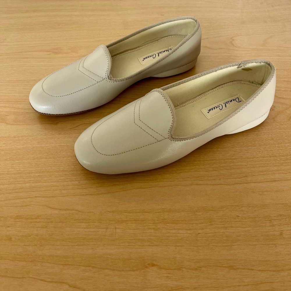 Daniel Green women’s leather loafers, never worn and light cream color - Picture 4 of 6